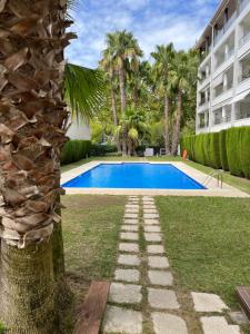 a swimming pool in a yard next to a building at Amplio Apartamento con acceso directo a piscina in Platja d'Aro