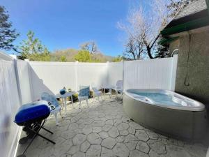 Φωτογραφία από το άλμπουμ του White Feather Suite Hot Tub Private Sleeps 2 σε Ahwahnee
