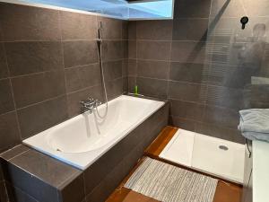 Een badkamer bij Clam，grand apartment in Uccle