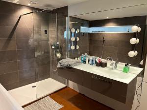 Een badkamer bij Clam，grand apartment in Uccle