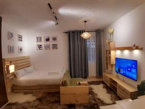 1 dormitorio con 1 cama y TV. en EnN 2 Lovely Premium Apartment, en Bungoma