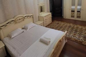 Almaty guest house tesisinde bir odada yatak veya yataklar