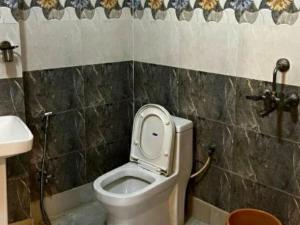 Ideal Guest House في جيلسامر: حمام مع مرحاض ومغسلة