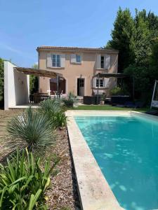 dom z basenem przed domem w obiekcie La villa Pausa en Drôme provençale w mieście Montboucher-sur-Jabron
