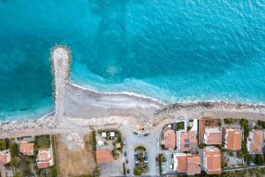- une vue aérienne sur la plage et l'océan dans l'établissement Le Casette sul Mare B&B, à Cittadella del Capo
