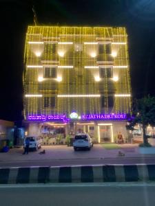 un edificio con luces de Navidad encendidas por la noche en Rajathadri Royal Inn, en Bangalore