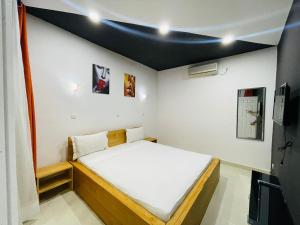 New Park Resort في ماهاجانجا: غرفة نوم صغيرة مع سرير في غرفة