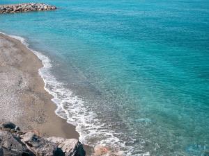uma vista aérea de uma praia com água azul em Appartamento Fronte Spiaggia con Terrazza Vista Mare em Bonifati