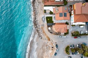 eine Luftansicht auf einen Strand und das Meer in der Unterkunft Appartamento Fronte Spiaggia con Terrazza Vista Mare in Bonifati