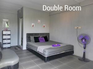 Postel nebo postele na pokoji v ubytování RINA Guest House Pacitan