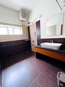 y baño con lavabo blanco y ducha. en Mellow Mount Private Homestay, en Ooty