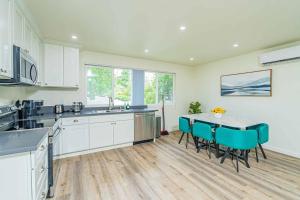 a kitchen with white cabinets and a table and chairs at 2B2B APT Newly Remodeled in Pasadena