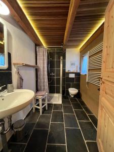 a bathroom with a sink and a toilet at grün in grün in Detmold +18 photos