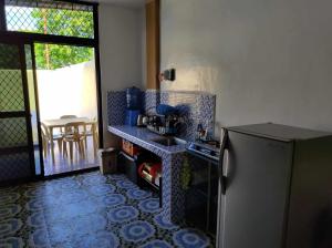 kuchnia ze stołem i lodówką ze stali nierdzewnej w obiekcie Jacky rental house w mieście Calape