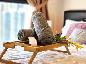 Postel nebo postele na pokoji v ubytování Loft Suite Seaview 2BR JB CIQ 8pax