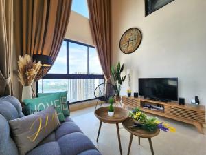 TV a/nebo společenská místnost v ubytování Loft Suite Seaview 2BR JB CIQ 8pax
