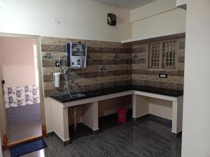 Um banheiro em Sri Govinda nilayam home stay 1