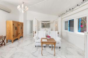 A seating area at Sabrinas Haus - Adult Only +14
