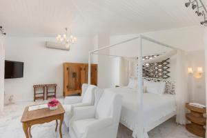 A bed or beds in a room at Sabrinas Haus - Adult Only +14