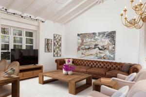 A television and/or entertainment centre at Sabrinas Haus - Adult Only +14