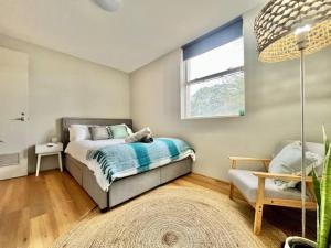 Schlafzimmer mit einem Bett und einem Fenster in der Unterkunft Renovated Managers Apartment in South Hedland