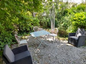 a table and chairs sitting in a yard at viarhona in Montélimar