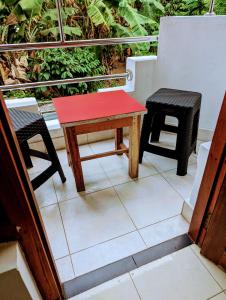d'une petite table et de deux chaises sur un balcon. dans l'établissement Moon Water's Edge, à Kandy