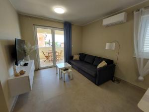 TV a/nebo společenská místnost v ubytování Seashells Apartments Tribunj