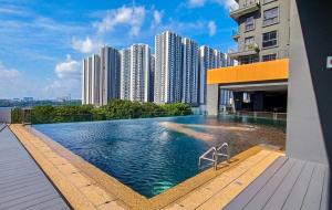 una piscina en la azotea de un edificio con edificios altos en Loft Suite Seaview near JB CIQ 8pax en Johor Bahru