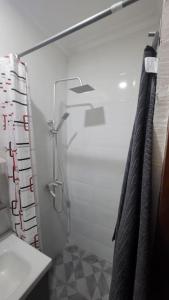 eine Dusche mit Glastür im Bad in der Unterkunft Funvilla Family House in Daressalam