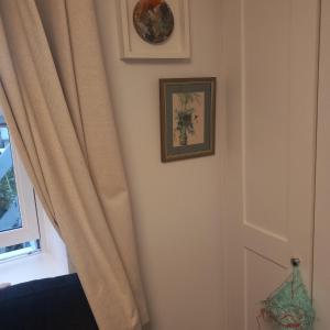 Habitación con cortina y ventana en Hideaway cottage - Studio ground floor with toilet and sink en Sandgate