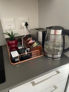 encimera de cocina con cafetera y licuadora en Fourways Luxe Suite en Sandton