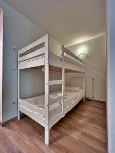 1 Schlafzimmer mit 2 Etagenbetten in einem Zimmer in der Unterkunft Pleta de Soldeu 345 hasta 4 personas. in Canillo