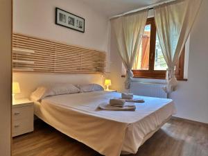 een slaapkamer met een bed met twee handdoeken erop bij Pleta de Soldeu 345 hasta 4 personas. in Canillo