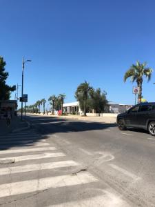 une rue vide avec une voiture garée à un passage piéton dans l'établissement A due passi dal mare, à Montesilvano