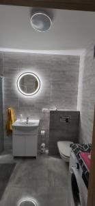 Et badeværelse på Apartament Bursztyn