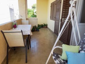 - Balcón pequeño con mesa y silla en Apartment Gulin, en Šibenik