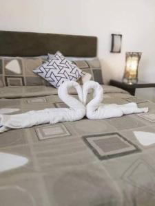 duas toalhas em forma de coração numa cama em ***Panglao 2BR Villa w/Private Pool Near the Beach em Taporok