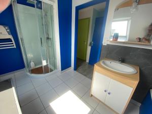 Kúpeľňa v ubytovaní Maison 6 personnes, 3 chambres, près de la mer, au calme + 19 fotografií