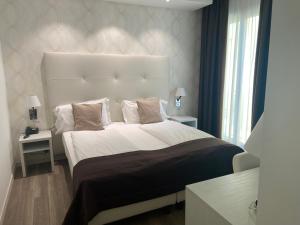 Łóżko lub łóżka w pokoju w obiekcie International Beach Hotel