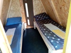 a room with two beds in a room withthritisthritisthritisthritisthritisthritisthritis at Happy Park Salicea in Sălicea