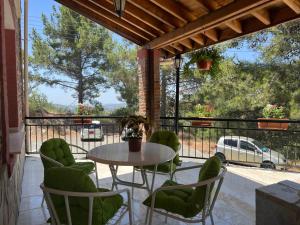 d'une terrasse avec une table et des chaises sur un balcon. dans l'établissement VILLA AURA by AgroHolidays, à Plátres