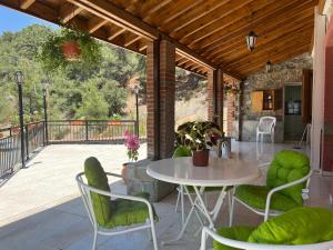 un patio con mesa y sillas en VILLA AURA by AgroHolidays, en Platres