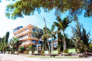 姆萬紮的住宿－Port Park Hotel，棕榈树海滩上的一座建筑