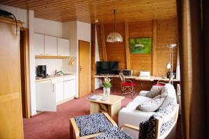 Il comprend un salon avec un canapé et une table. dans l'établissement StockerHenke, à Soltau