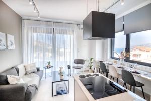 un soggiorno con cucina e una sala da pranzo di Maison Poème - Luxury Apartments a Aiándion