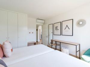 a bedroom with a bed and a desk at HD Parque Cristobal Gran Canaria in Playa del Ingles