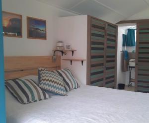 1 dormitorio con 1 cama con 2 almohadas en Kailani, en Calodyne