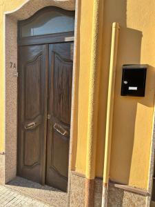 une grande porte en bois sur le côté du bâtiment dans l'établissement Casa Eleonora, à Olmedo