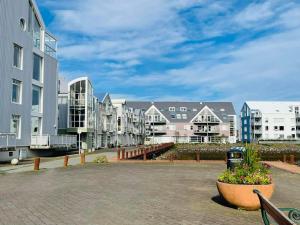 eine Reihe von Apartmenthäusern in einer Stadt in der Unterkunft Studio Apartment with Ocean View in Reykjavík